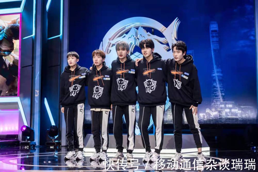 在发球线内 在发球线内