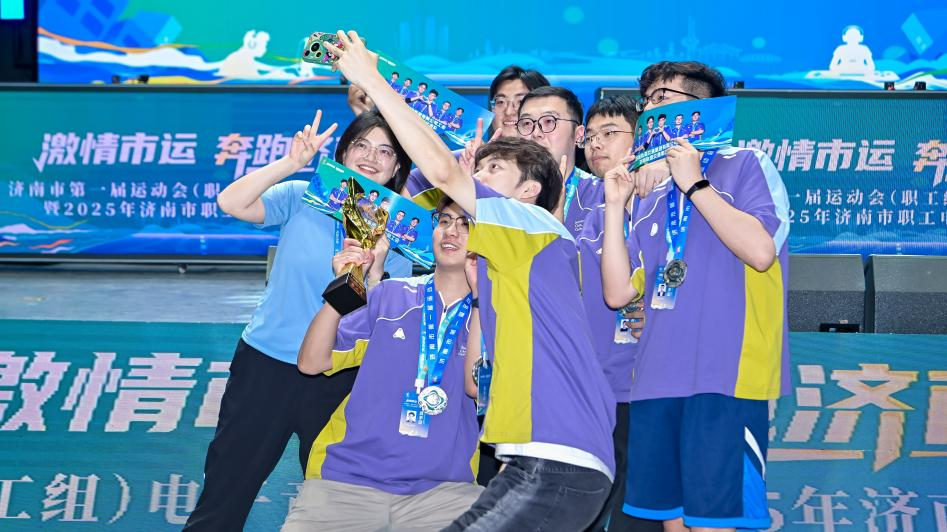 尽管黄潜拥 尽管黄潜拥